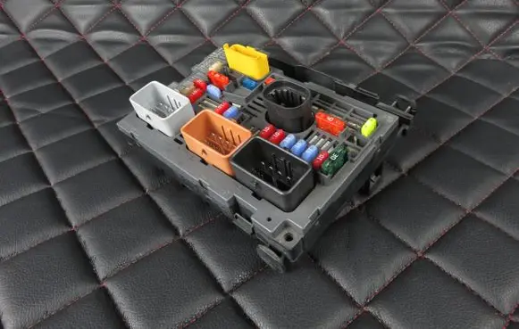Citroen C4 I Picasso Fuse module 9666700080