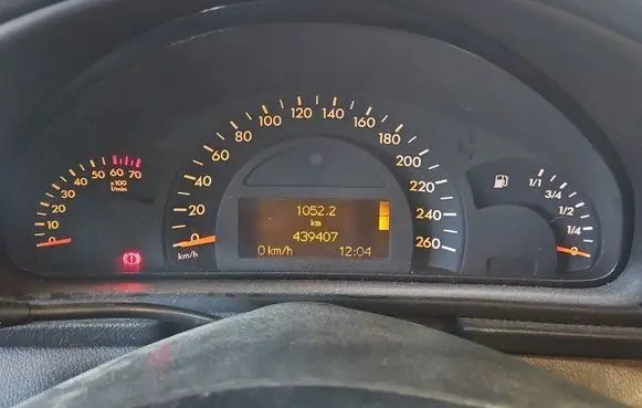 Speedometer (instrument cluster)