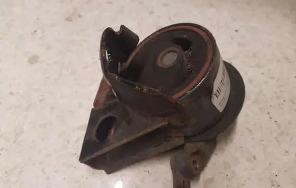 Nissan X-Trail T30 Engine mount bracket RN62490LB