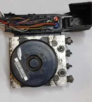 Ford Fiesta ABS Pump AV592C405EA 10096101473