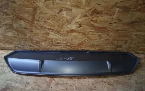 Rear bumper trim bar molding
