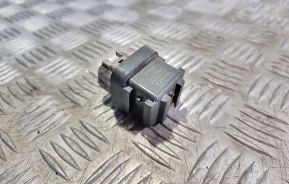 Toyota Avensis T250 Glow plug pre-heat relay 2861067010 1567000671