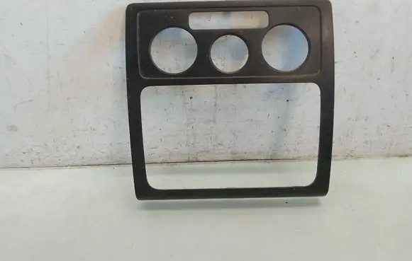 Volkswagen Caddy Radio/GPS head unit trim 2K0858061