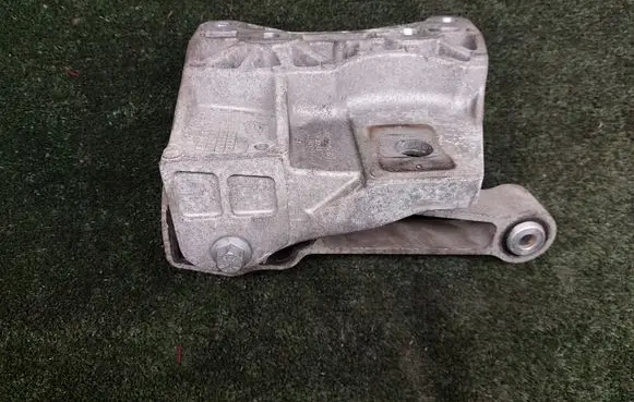 Land Rover Discovery 5 Engine mounting bracket GJ326P096AE 66NQA