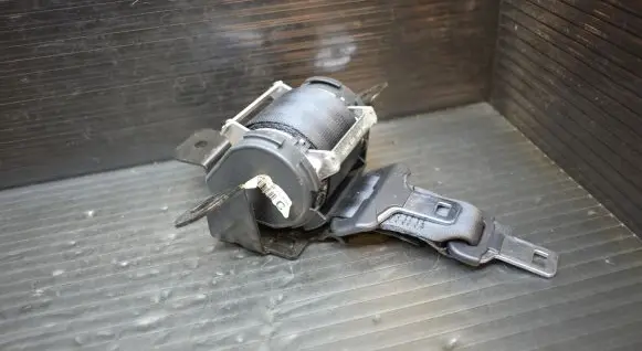 Nissan Qashqai Middle seatbelt (rear) 606161961