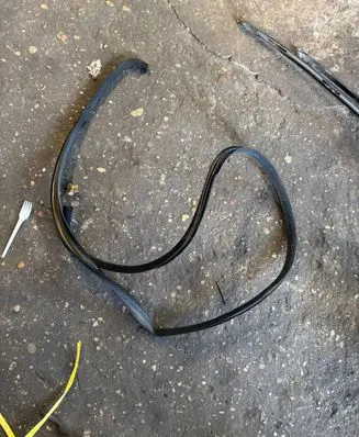 Mercedes-Benz 190 W201 Front door rubber seal 4375458