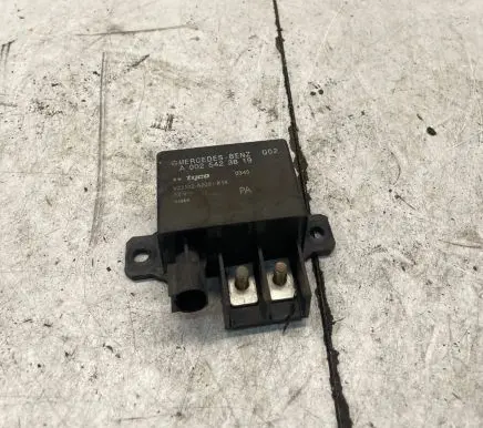 Mercedes-Benz E W211 Charging relay A0025423819 V23132A2001X14