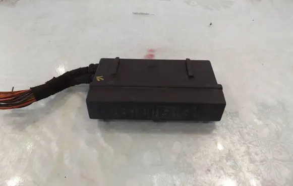 Opel Vectra B Relay mounting block 