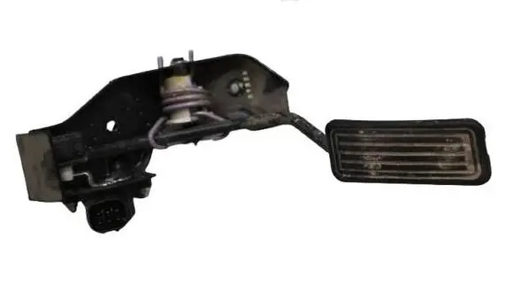 Accelerator throttle pedal