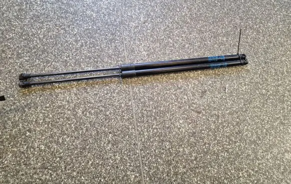 Opel Mokka X Tailgate strut 