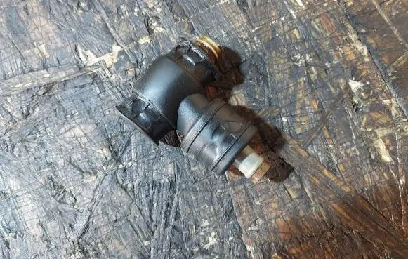 Audi A4 S4 B5 8D Engine coolant pipe/hose 058103247