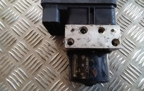 Skoda Octavia Mk1 (1U) ABS Pump 1C0907379C 10096003113 1J0614117E