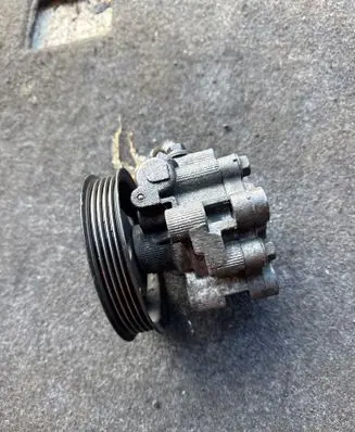 Toyota Corolla Verso E121 Power steering pump 