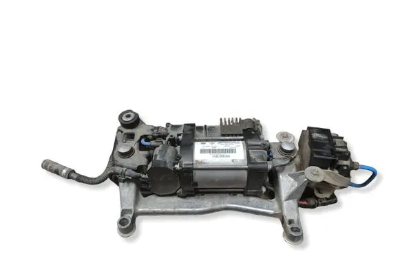 Volkswagen Touareg II Air suspension compressor/pump 7P0698007