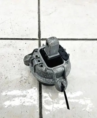 BMW 5 F10 F11 Engine mount bracket 6868302