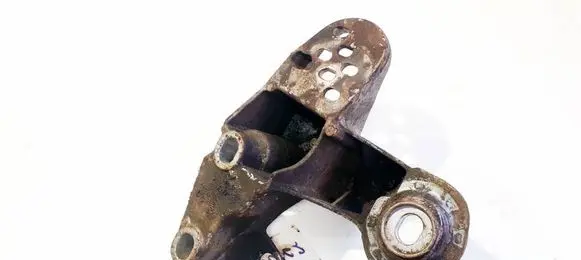 Engine mounting bracket