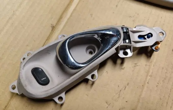 Chrysler PT Cruiser Front door interior handle 0SB96TRMAD