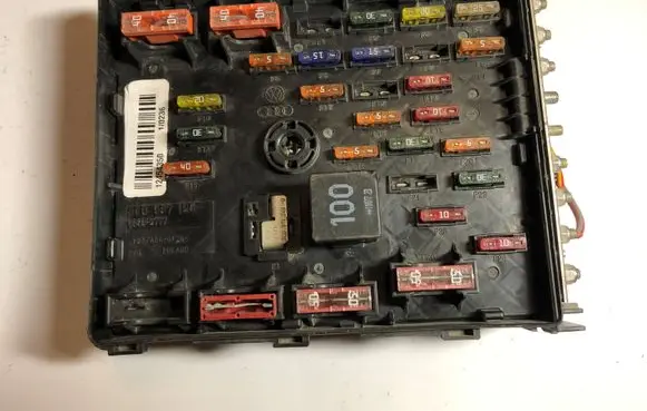 Volkswagen PASSAT B6 Fuse module 3C0937125 63592777