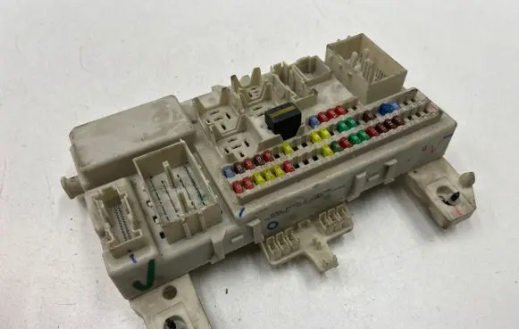 Mazda 3 I Fuse module 66730D 00029566 519101059