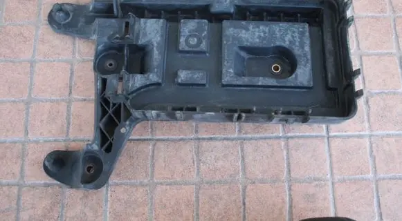Volkswagen PASSAT B6 Battery box tray 1K0915333