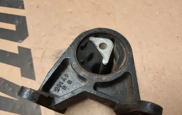Jeep Cherokee III KJ Engine mount bracket