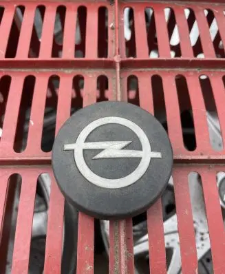 Opel Commodore C Original wheel cap 90047224