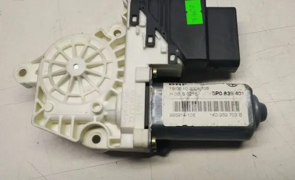 Seat Toledo III (5P) Rear door window regulator motor 5P0839401