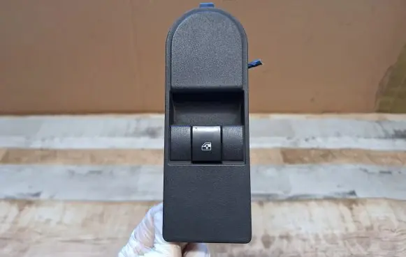 Opel Zafira B Electric window control switch 13228709