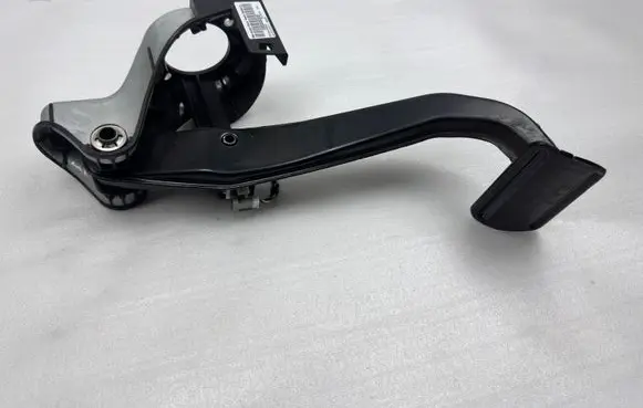 Mercedes-Benz E A207 Brake pedal A2042902001