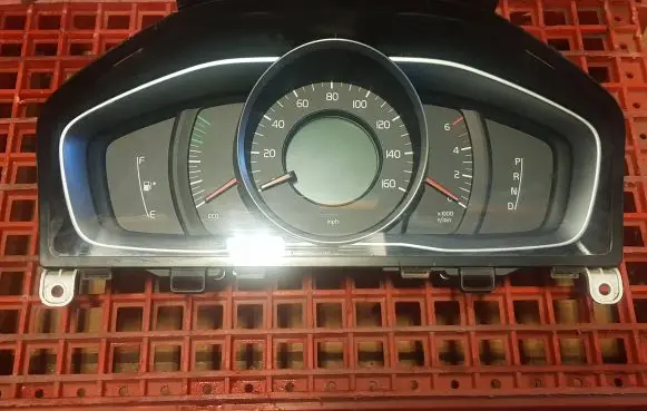 Volvo S60 Speedometer (instrument cluster) 31327750