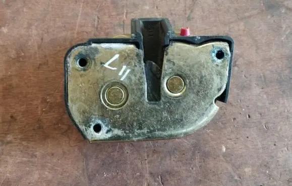 Chrysler Voyager Sliding door lock 