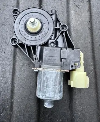 Land Rover Discovery 5 Front door window regulator motor E840368007A 0130822793