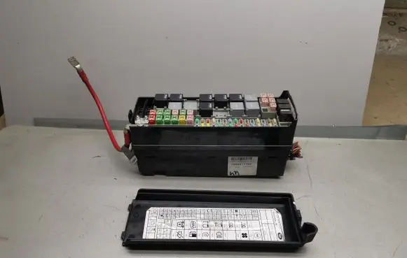 Land Rover Discovery 3 - LR3 Fuse module 490000072 2006811105
