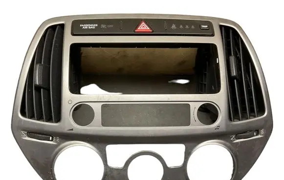 Hyundai i20 (PB PBT) Dash center air vent grill 847041J630 299113651