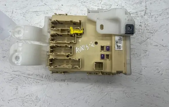 Toyota Auris E180 Fuse module 8273012X80A
