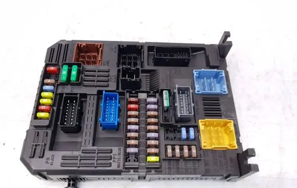 Citroen C4 II Picasso Fuse module 9819851480 2381601077 28531933