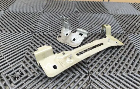 Audi Q7 4M Fender mounting bracket 4M0821432