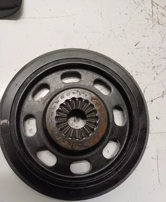 Volkswagen PASSAT B8 Crankshaft pulley 04E105243K