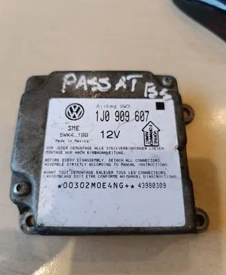 Volkswagen PASSAT B5 Airbag control unit/module 1J0909607 5WK4199