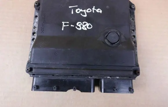 Toyota Avensis T270 Engine control unit/module 8966105F20