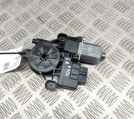 Volkswagen Tiguan Rear door window regulator motor 0130822724 5Q0959408E