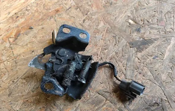 Engine bonnet/hood lock/catch