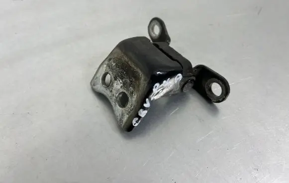 Honda CR-V Front door lower hinge WWFL