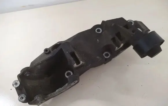 Opel Vivaro Generator/alternator bracket 8200527320C