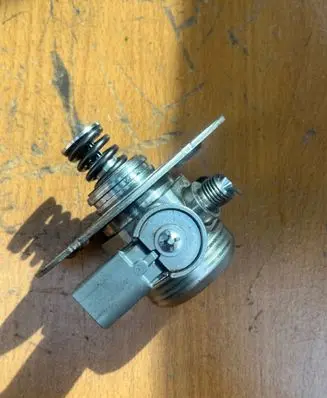 BMW X1 E84 Fuel injection high pressure pump 7584461 13517584461 0261520148