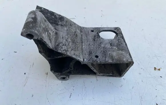 Volvo XC70 Engine mounting bracket 9475770