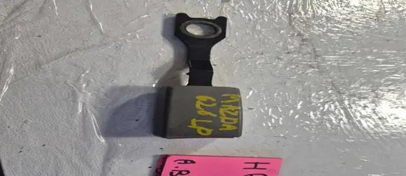 Mazda 626 Front seatbelt buckle 33014782