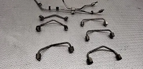 Volkswagen Touareg I Fuel injector supply line/pipe 