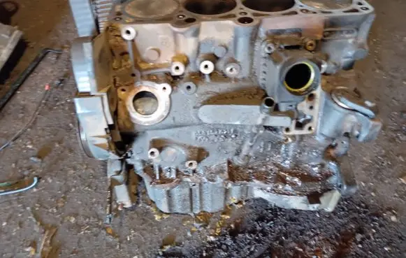 Volkswagen PASSAT B5 Engine block ARG