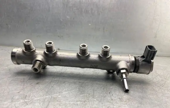 Volvo XC90 Fuel main line pipe 31432834